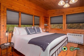 3 bedrooms, free WiFi, bed sheets - Basye Retreat - Authentic log cabin coziness! (Mount Jackson)