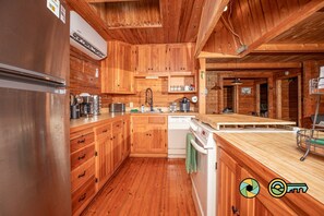 Fridge, microwave, oven, stovetop - Basye Retreat - Authentic log cabin coziness! (Mount Jackson)