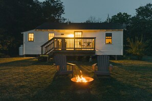 Terrace/patio - Peaceful Cottage on Maine Flower Farm (Buxton)