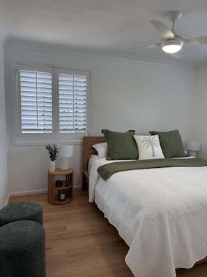 Desk, iron/ironing board, WiFi, bed sheets