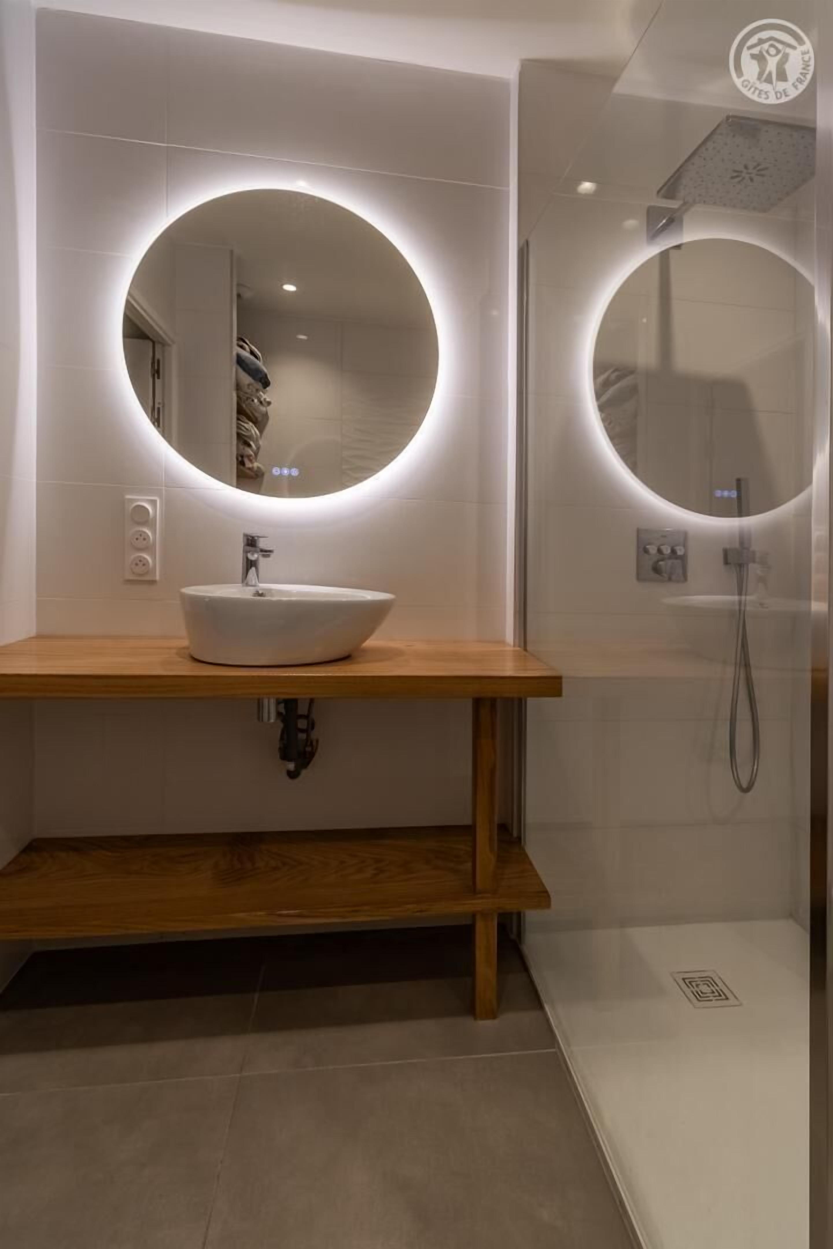 Douche, sèche-cheveux, serviettes fournies
