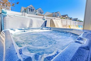 Outdoor spa tub - Crabcake Semi-Oceanfront Luxury w/ pool in Corolla (Corolla)
