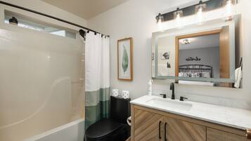 Een haardroger, handdoeken