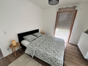 1 slaapkamer, een strijkplank/strijkijzer, wifi, beddengoed