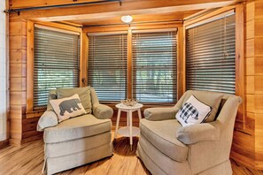 Una Smart TV, una chimenea, libros