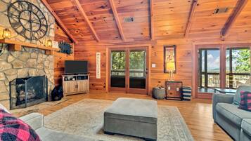 Smart-TV, Kamin, Bücher