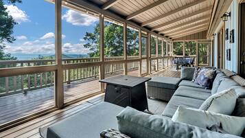 Smart-TV, Kamin, Bücher