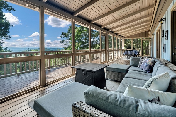 Screened porch, sweeping mountain views for coffee at dawn and bug-free sunsets.
