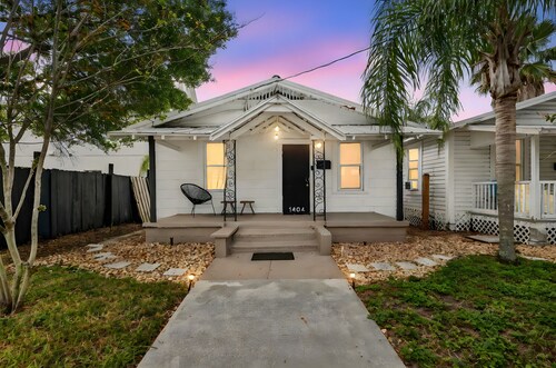 2BD Massage Chair Suite Near Beaches & Downtown