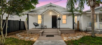 2BD Massage Chair Suite Near Beaches & Downtown