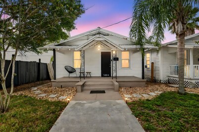 2BD Massage Chair Suite Near Beaches & Downtown