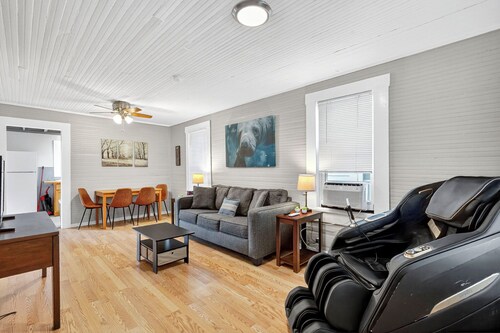 2BD Massage Chair Suite Near Beaches & Downtown