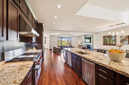 Elevated Escape, large beautiful home, great views, hot tub