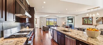 Elevated Escape, large beautiful home, great views, hot tub