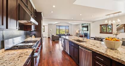 Elevated Escape, large beautiful home, great views, hot tub