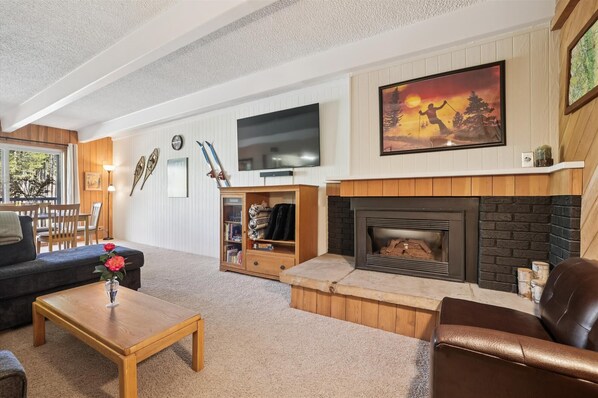 Smart TV, fireplace