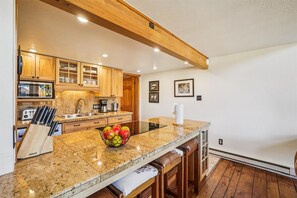 Fridge, microwave, oven, stovetop - 4 O'Clock Lodge D25: Great location close to town! (Breckenridge)