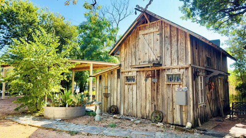 The Barn | 3 Blks to Main | Pet-friendly