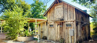 The Barn | 3 Blks to Main | Pet-friendly