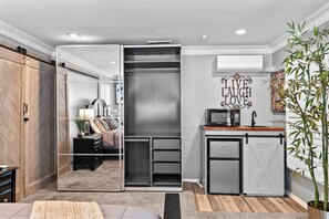 1 bedroom, iron/ironing board, WiFi, bed sheets - Fresh Look & Centrally Located! Blocks to SOFI! (Inglewood)