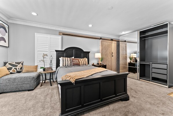 1 bedroom, iron/ironing board, WiFi, bed sheets - Fresh Look & Centrally Located! Blocks to SOFI! (Inglewood)