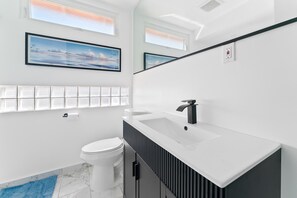 Hair dryer, towels, soap, toilet paper - Fresh Look & Centrally Located! Blocks to SOFI! (Inglewood)