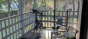 Chic 2-bedroom apartment with AC, fitness space in fabulous Seffner