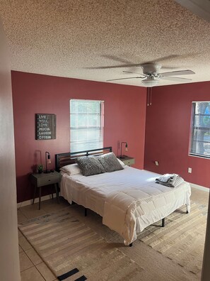 2 عدّة غرف نوم وواي فاي وملاءات أسرّة