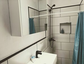 Shower, hair dryer, towels, toilet paper - CASA DACE Authentic West-Coast Stay (El Albercon)