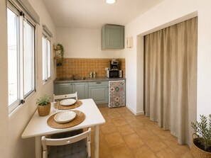 Fridge, microwave, stovetop, coffee/tea maker - CASA DACE Authentic West-Coast Stay (El Albercon)