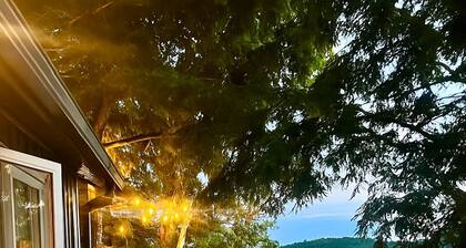 Lakefront Cottage in North Frontenac – 3 Bedroom Retreat with Stunning Sunsets!