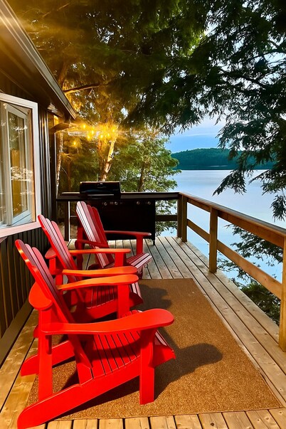Lakefront Cottage in North Frontenac – 3 Bedroom Retreat with Stunning Sunsets!