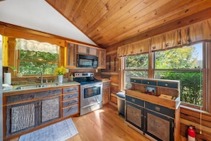 Kjøleskap, mikrobølgeovn, ovn og kaffetrakter/tekoker