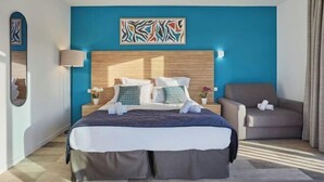 A hotel room with a bed, a chair, a wall art piece, and a lamp. - Hotel Erromardie Plage by Odalys (Saint-Jean-de-Luz)
