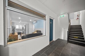 المنشأة من الداخل