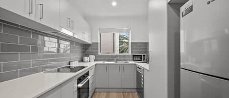 Jääkaappi, mikroaaltouuni, uuni, kahvin-/teenkeitin