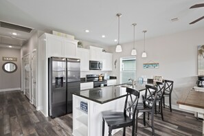 Fridge, microwave, oven, stovetop - Steps to the Beach l Modern Interior (Port Bolivar)