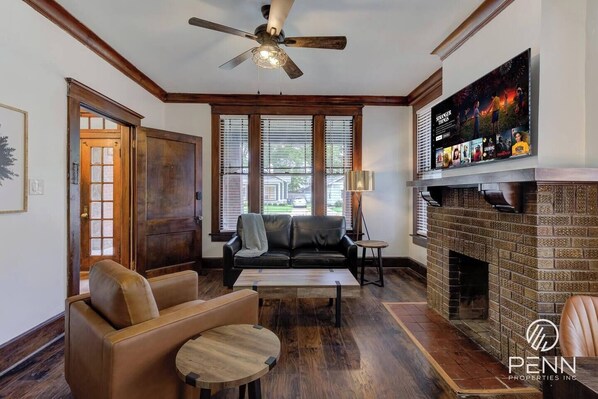 Interior - Spacious 3-in-1 Vintage Brick Escape (Memphis)