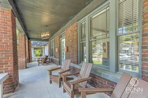 Terrace/patio - Spacious 3-in-1 Vintage Brick Escape (Memphis)