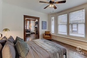 5 bedrooms, desk, iron/ironing board, WiFi - Spacious 3-in-1 Vintage Brick Escape (Memphis)