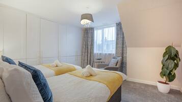 4 bedrooms, desk, iron/ironing board, WiFi