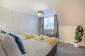 Desk, iron/ironing board, WiFi, bed sheets