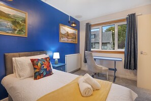 4 Schlafzimmer, Schreibtisch, Bügeleisen/Bügelbrett, WLAN