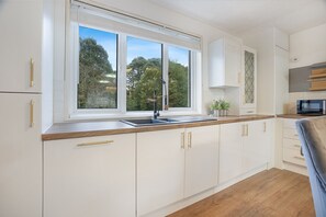 Microwave, oven, toaster, cookware/dishes/utensils - Kirk Brae House - Grampian Lettings (Aberdeen)