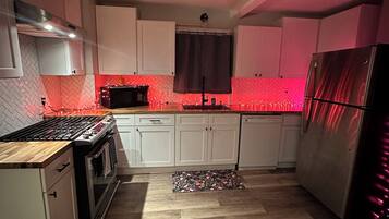 Een koelkast, een magnetron, een kookplaat, een vaatwasser