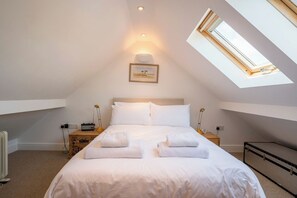 5 bedrooms, iron/ironing board, WiFi, bed sheets