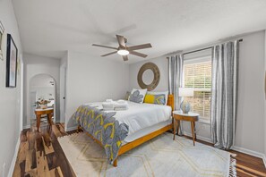 2 soverom, skrivebord, strykejern/-brett og wi-fi (inkludert)