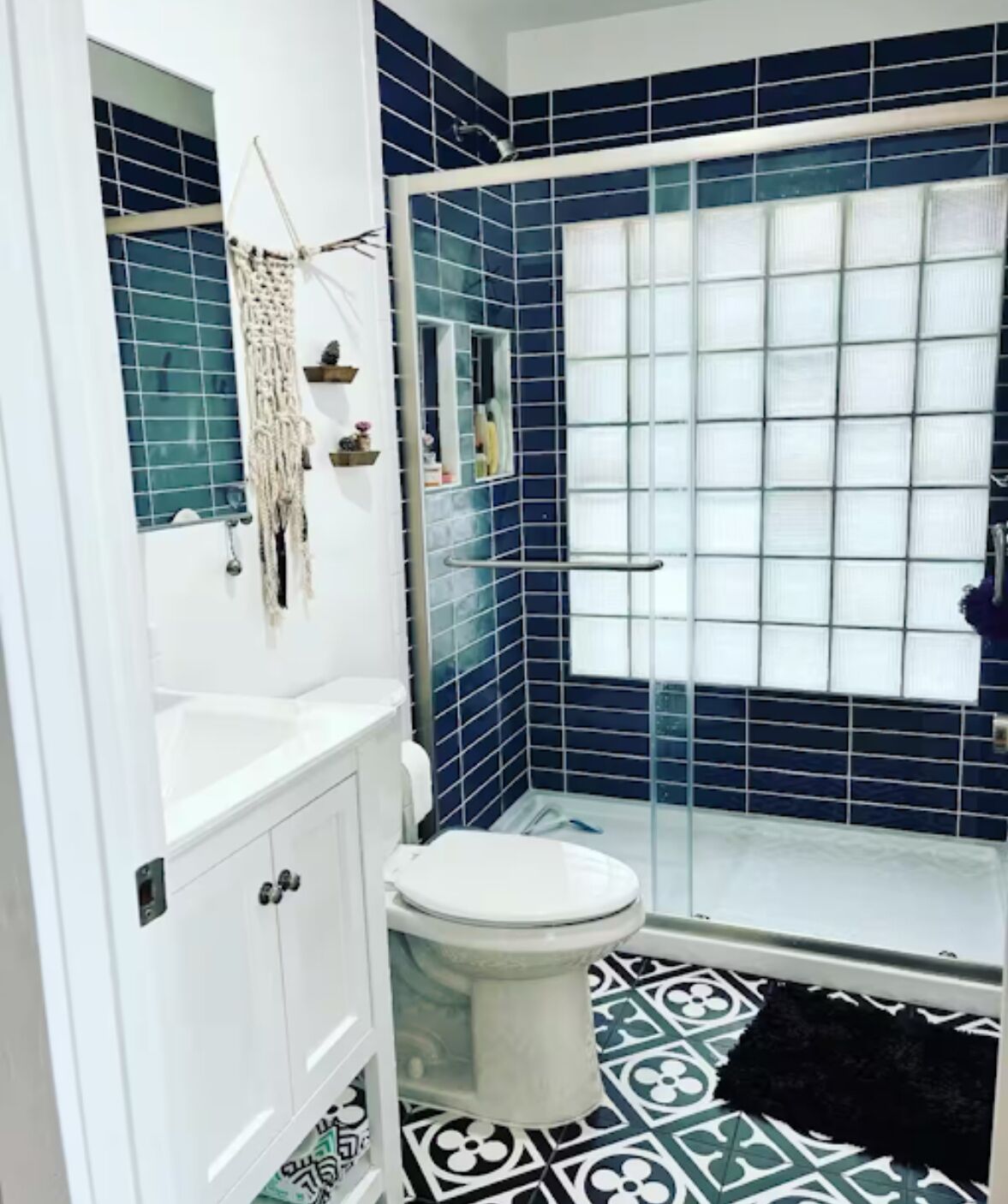 Douche, sèche-cheveux, serviettes fournies, savon