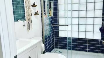 Dusj, hårføner, håndklær og såpe