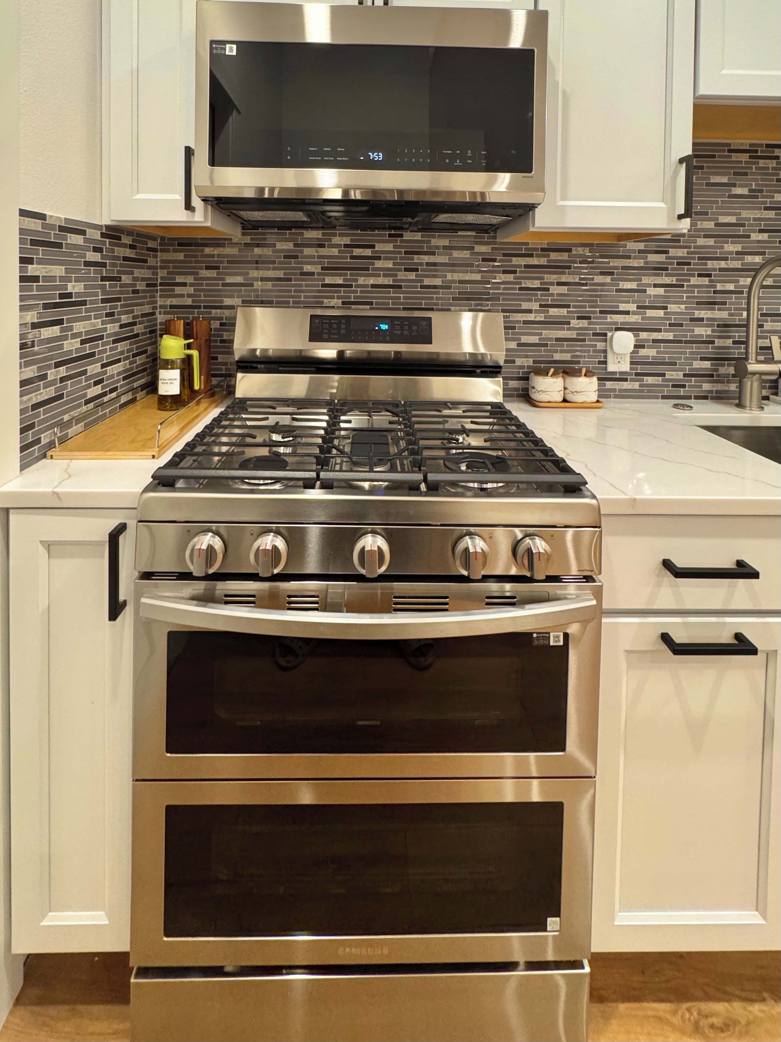 Een koelkast, een microgolfoven, een oven, een kookplaat